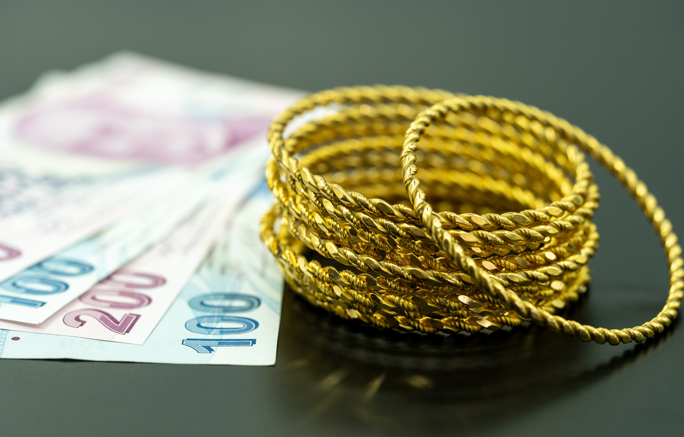 Powell Fed`in tarafsız duruşunu yinelerken ons altın 3300 $ seviyesini test ediyor